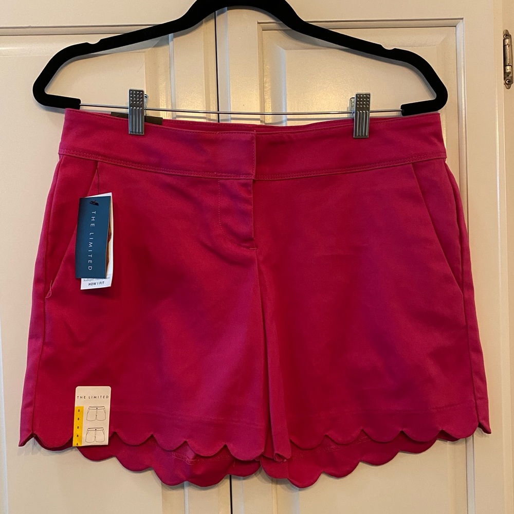 Scalloped Tailored Short (very berry)